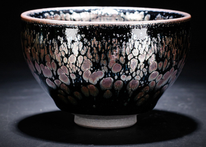 Jianzhan uses iron based raw mineral glaze, with a thick and hard texture, and a variety of glaze textures